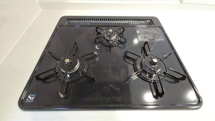 【三口コンロ】
強火、中火、弱火を使い分けて、それぞれに適した調理ができる三口コンロ!
大人数分の料理を手早く準備する際にも便利で、大家族の方やパーティーやイベントのときにも活躍します!