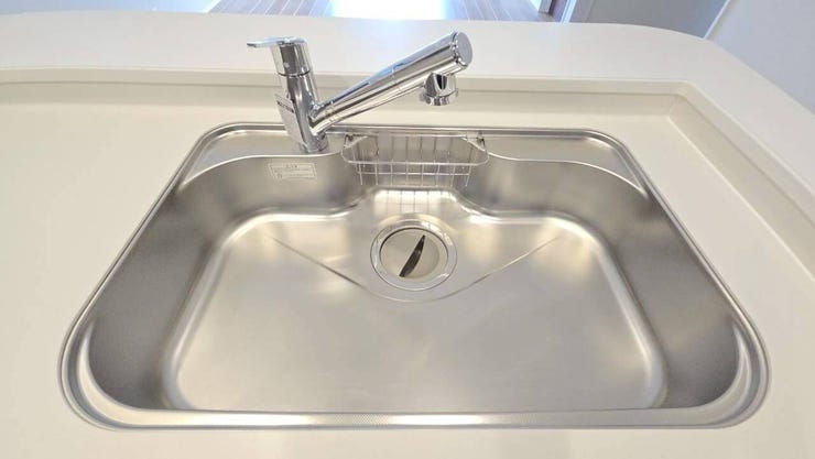 【シンク】
深めの設計のシンクは水撥ねがしづらく、食器類を多く置けるため毎日の洗い物のストレスを軽減します♪
さらに高めの位置に水栓があるため、大きなフライパンやまな板も洗いやすいです♪