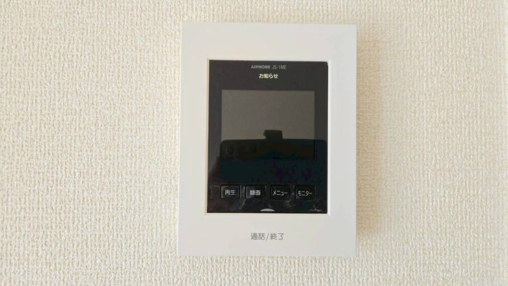 【モニター付きインターホン】
モニター付きインターホンなら、来訪者の顔を確認してから対応できて安心♪
セールス対策にも役立ち、毎日の暮らしに安全と快適さをプラスしてくれる設備です!