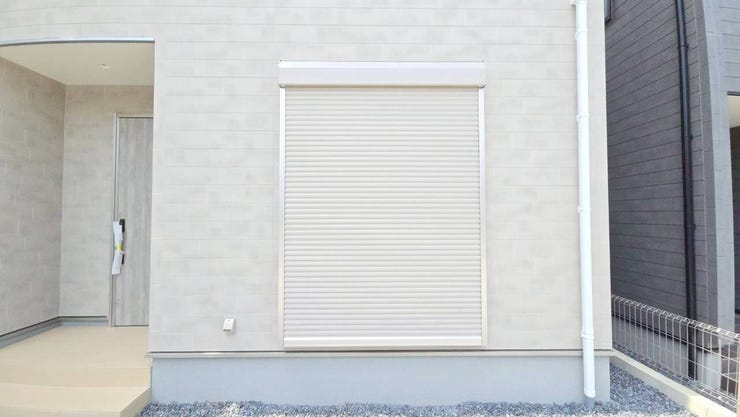 【シャッター付き雨戸】
雨戸とシャッターを組み合わせることで、強風や大雨などの悪天候にもより効果的に対応できます!
また外部からの衝撃や飛来物から家屋を守り、防犯性も向上します♪