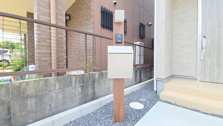 【郵便ポスト】
大切な郵便物をしっかり保管し、不正取得や紛失を防ぐ安心の郵便ポスト!
鍵付きタイプならセキュリティ性が高く、個人情報の保護にも役立ち、日々の受け取りを安全・スムーズにしてくれます!