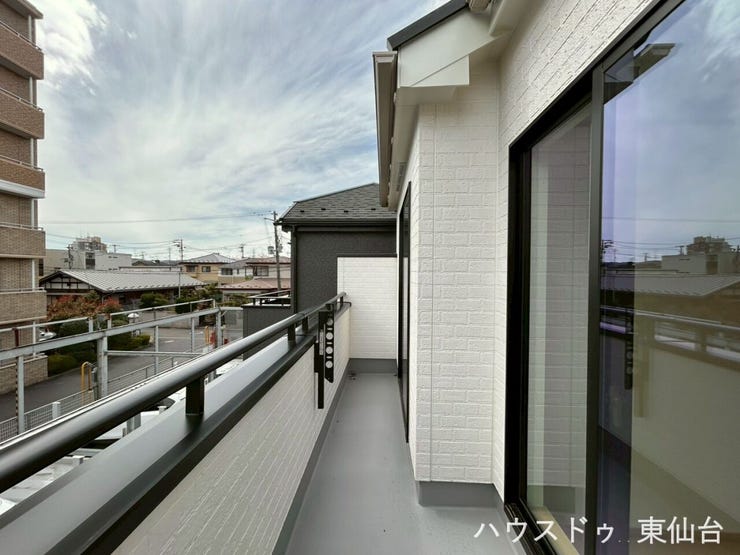 晴れた日は家族の布団を一気にふかふかにできる、ワイドなバルコニーです♪