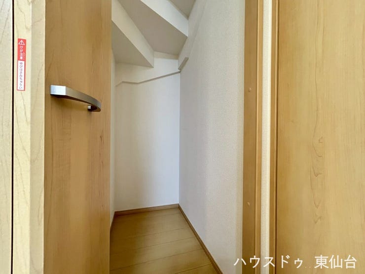 階段下スペースを活用した収納です♪高さがあるものも難なくしまえますね♪