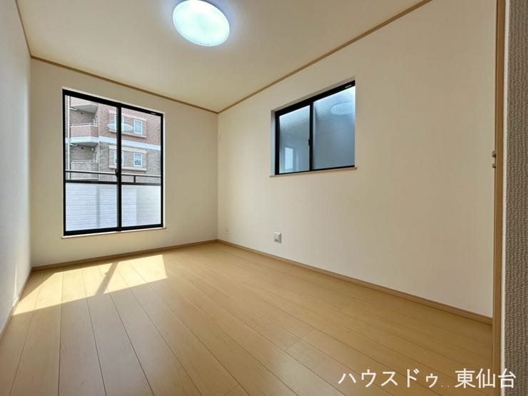 こちらからもバルコニーに出ることができます♪