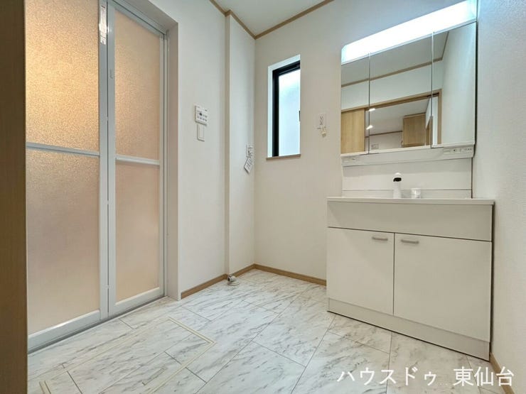 うれしい三面鏡♪小窓もついてじめじめしがちな水回りもきれいさっぱり快適に過ごせそうです♪