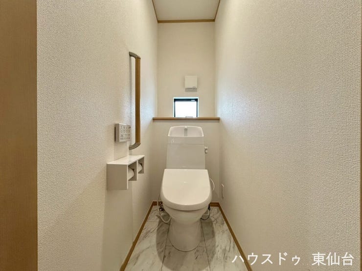 シンプルイズザベストトイレ♪もちろん温水洗浄便座付きです♪
控えめな小窓が断熱性も確保しながら、換気もできていつも清潔を保てますね♪