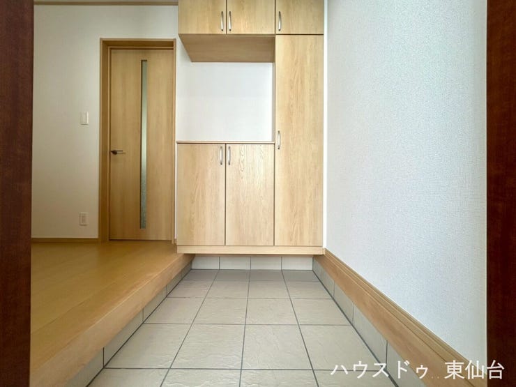 居住空間の隠れるつくりの玄関です♪