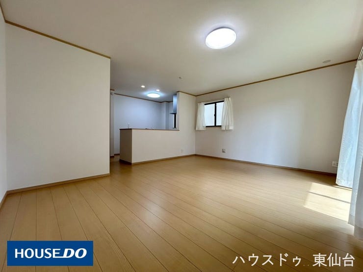 17帖のリビングです♪キッチンの前にはダイニングテーブルを置くスペースもあり、お子様もお片付けの手伝いを楽しめそうです♪