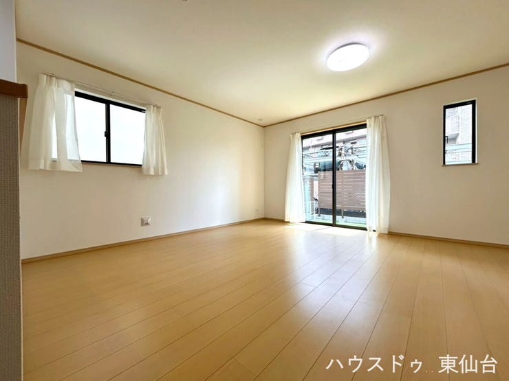 採光を確保しながらも余白がある、落ち着いた雰囲気のリビングです♪