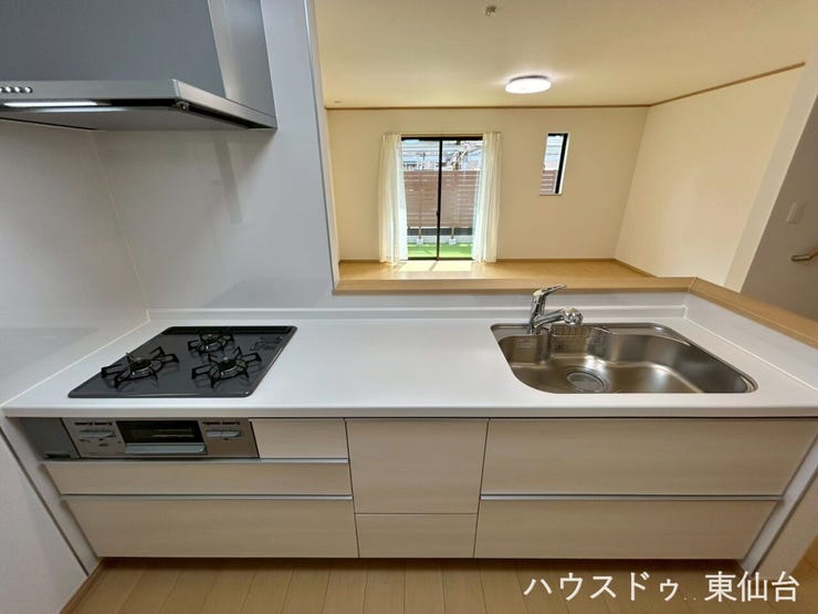 モノの出し入れがしやすいスライド式の収納を採用しています♪
3口コンロでメインとおかずとスープが一気に調理できますね♪