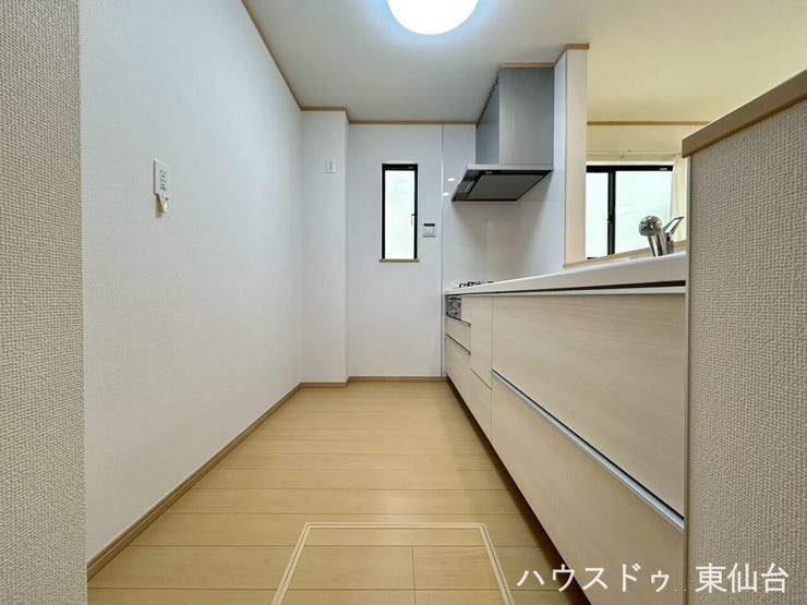 お好みのカップボードを置くスペースもありますね♪