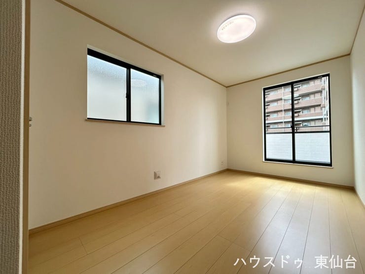 2階洋室です♪目線がバルコニーに抜ける、開放感のあるお部屋です♪