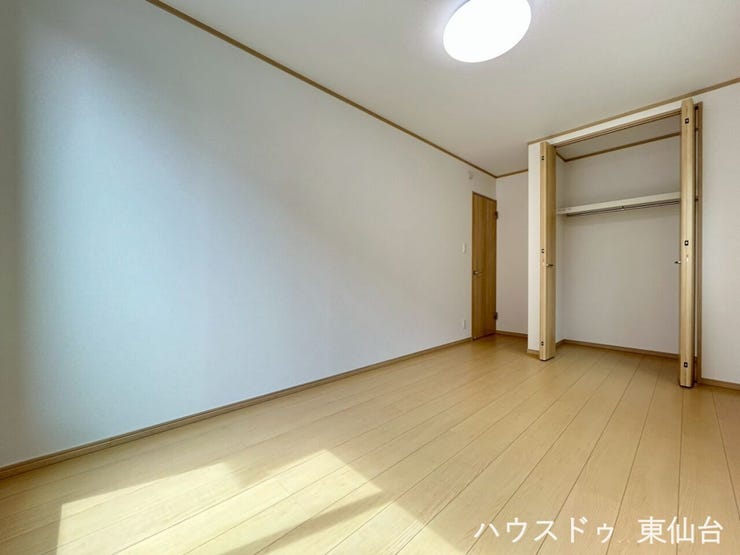 大きなクロゼットで整理整頓がはかどりそうです♪