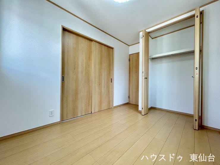お隣のお部屋と引き戸で行き来できる、ユニークなお部屋です♪