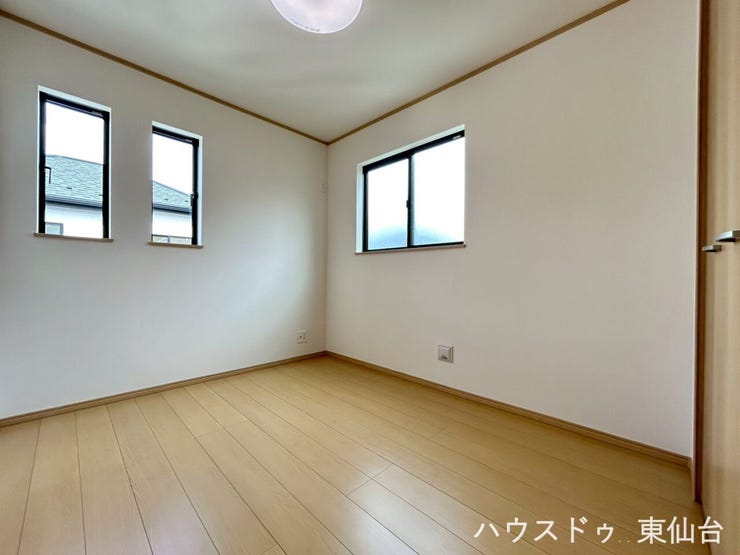 窓もインテリアの一部のようなおしゃれなお部屋です♪