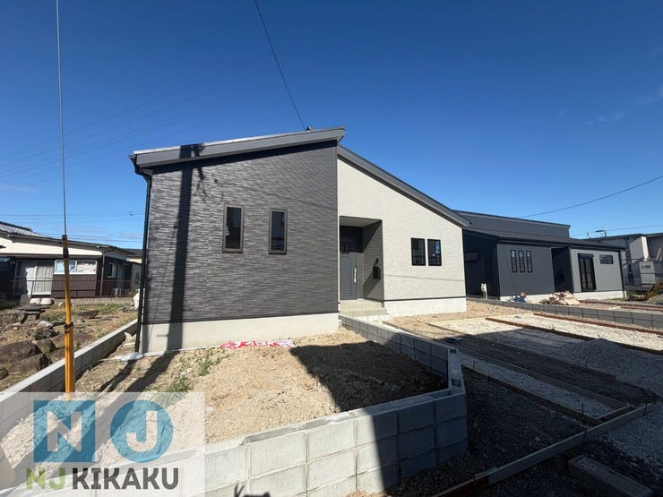 【外観】
ご内覧は毎日受付中です!
ツートンカラーの外観がおしゃれな4LDK平屋建て住宅です。
生活に便利な南佐賀で新生活を始めませんか?