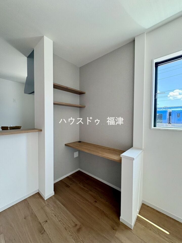 家族の気配を感じながら、自然と集中できるスタディーカウンター。
宿題や読書、仕事まで、それぞれの時間を心地よく支える、リビングの新しい居場所です。
《古賀市天神3丁目 新築戸建》
