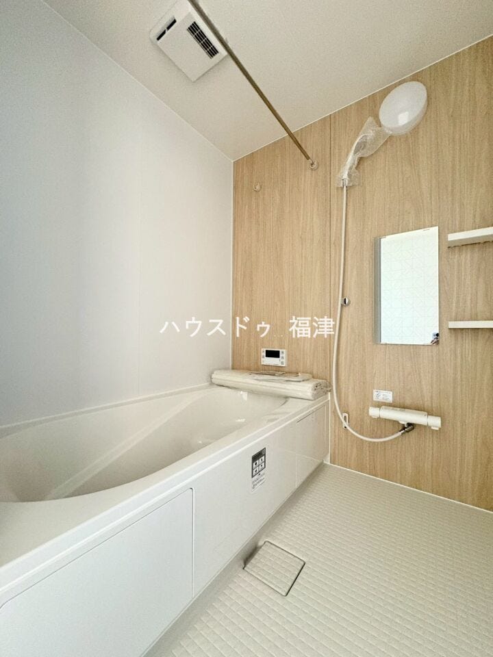 ゆとりのある浴室。足を伸ばしてご入浴いただけます。
1日の疲れを存分と癒してください。
《古賀市天神3丁目 新築戸建》