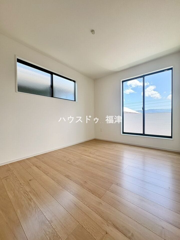 6帖の洋室です。クローゼット完備。
2面バルコニー付きなので、洗濯物多くても安心です。
《古賀市天神3丁目 新築戸建》