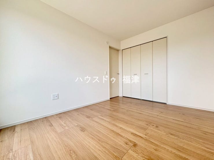 寝室や子ども部屋、在宅ワークスペースなど、ライフスタイルに合わせて使い分けしやすい6帖の洋室。家具配置のイメージもしやすい間取りです。
《古賀市天神3丁目 新築戸建》
