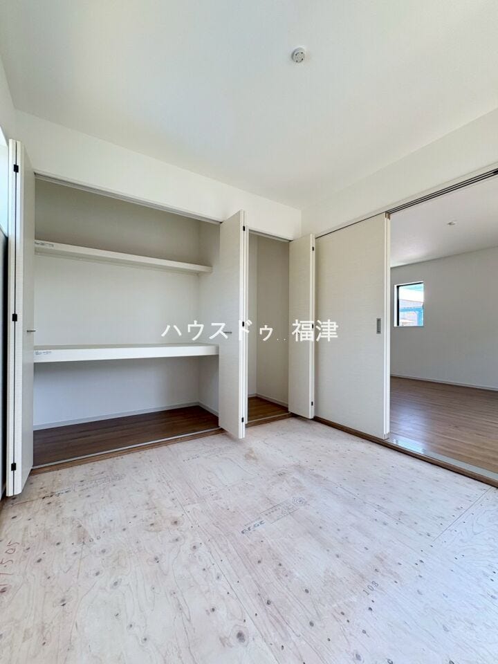4.5帖の和室です。これから畳が入ります。
赤ちゃんのときは、寝かせるスペースとして。
大きくになったときは、遊ぶ部屋として使用できます♪
《古賀市天神3丁目 新築戸建》