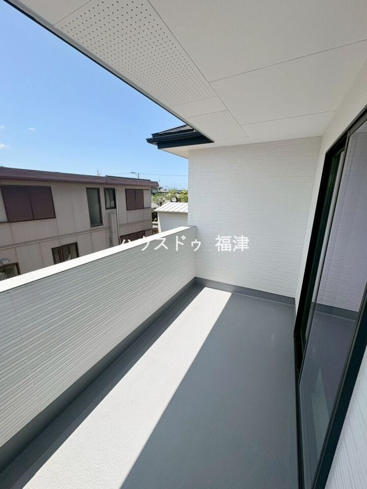 2面に設けられたバルコニーが、
住まいに心地よい風と光を取り込みます。
用途を分けて使うこともでき、
洗濯や気分転換など日常のシーンを広げてくれます。
《古賀市天神3丁目 新築戸建》