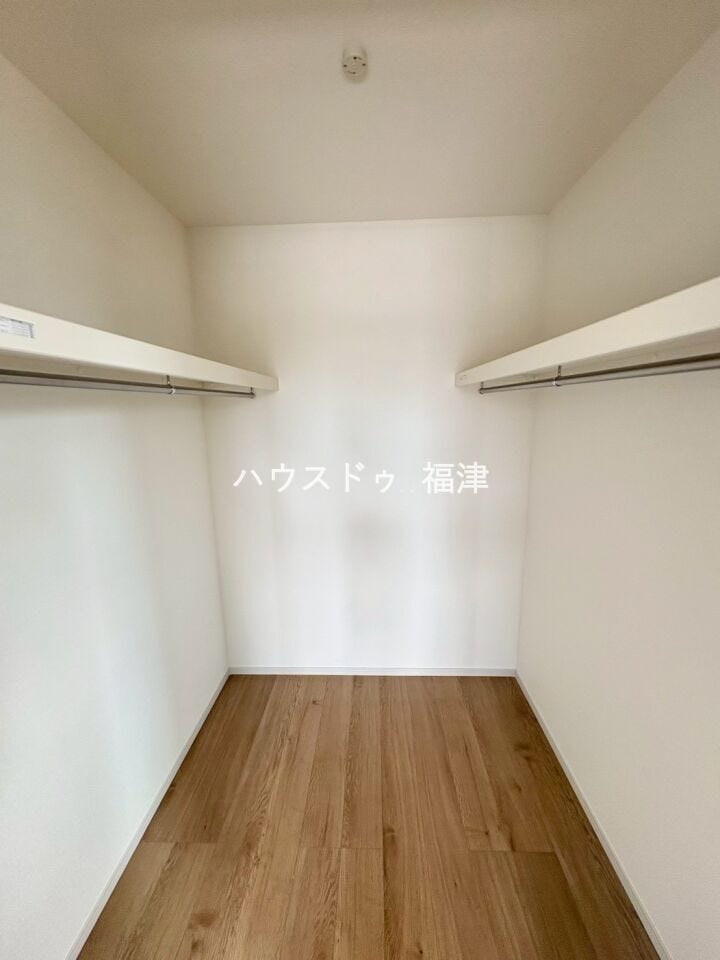 ウォークインクローゼットを完備。
お子様のアルバムや、趣味の道具・季節物の家電製品など、
お荷物が多い方でも安心のスペースです♪
《古賀市天神3丁目 新築戸建》
