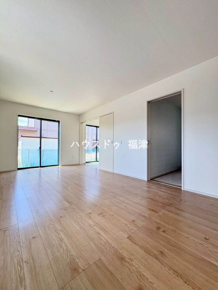 ホワイト×木目調の内装デザインです。
自然を感じる落ち着いた内装デザインは、
木製の家具との相性もよさそうです^^
《古賀市天神3丁目 新築戸建》