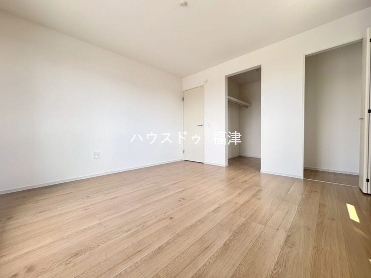 約8帖の洋室です。
ウォークインクローゼットと別に収納スペースもあるためお部屋がすっきり片付きます。
《古賀市天神3丁目 新築戸建》