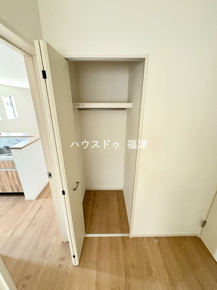 通り過ぎるだけだった廊下に、しまう場所を。
日用品や掃除道具までスッキリ収まり、
暮らしにちょうどいい余白をつくる収納空間です。
《古賀市天神3丁目 新築戸建》