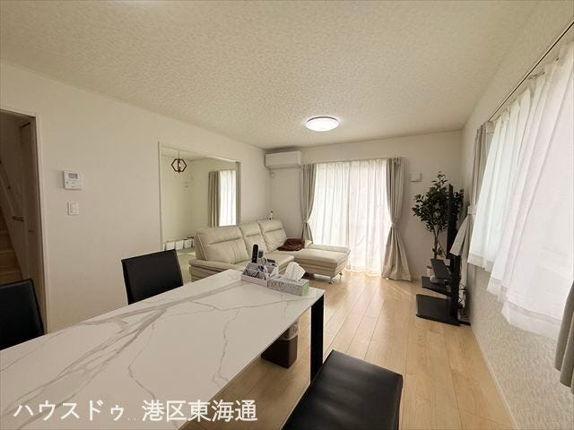 【リビング】
二面の窓からたっぷりと陽光がふりそそぐ明るいリビングです。