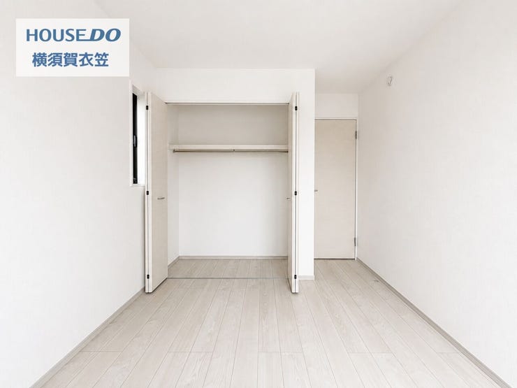 全ての居室に衣類や荷物をすっきりと片付けられる収納スペースを配した、使い勝手の良い設計。お部屋の中に余計な家具を置く必要がなく、限られた空間を広々と使う暮らしをスマートに実現します。
