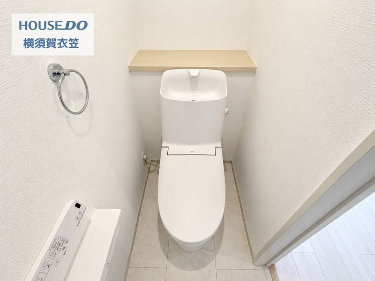 清潔感のある落ち着いたインテリアが馴染み、ご家族みんなが気持ちよく使える新築トイレスペース。プライベートな空間だからこそ、シンプルで飽きのこない居心地の良さをスマートに実現します。