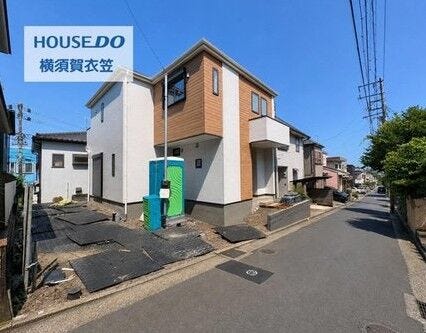 【外観】
京急本線「浦賀」駅まで徒歩13分の好立地に佇む新築戸建。周辺は落ち着いた街並みで、お買い物施設や教育施設も身近に揃う、子育て世帯にも優しい暮らしやすい住環境です。