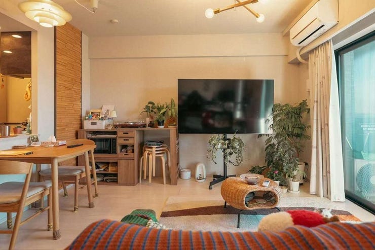 【リビング】
西南向きで明るいリビングは開放感たっぷり。家具配置もしやすく、ゆったりとした居住空間が広がります。