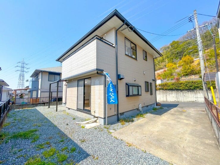 【外観】
●陽当たり良好庭スペースあり♪
●普通車並列2台駐車可◎