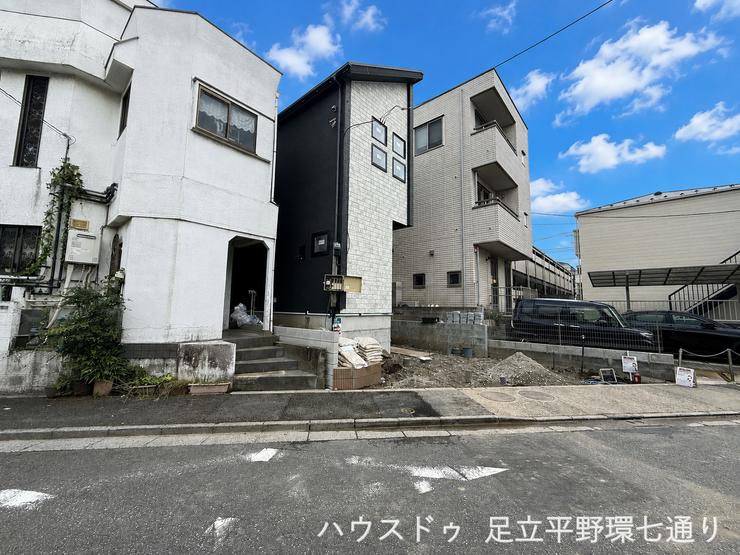 【外観】
陽当たり良好な立地で、開放感のある住環境。隣棟との間隔もあり圧迫感を感じにくい配置です。