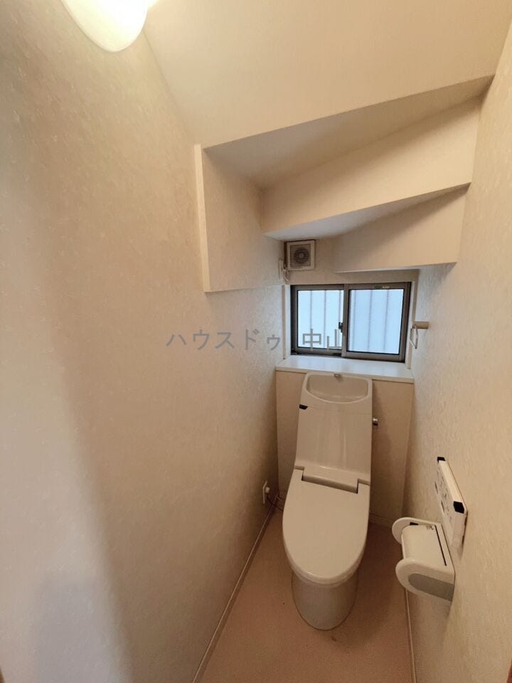 \清潔感あふれる洗浄便座付きトイレ/
1階に配置された使いやすい設計。快適な機能性と落ち着いた空間で、毎日の暮らしをさりげなく支えます。