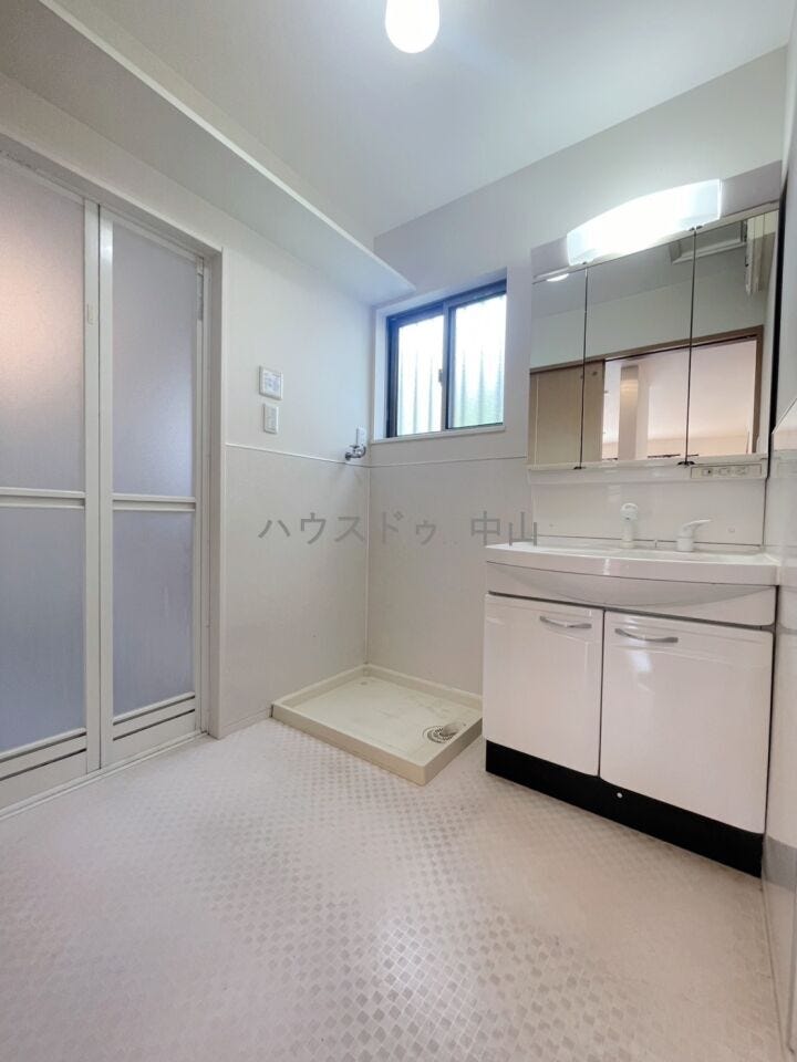 \清潔感あふれる洗面空間/
ゆとりある洗面室は、朝の身支度もスムーズ。収納もしっかり確保され、毎日を快適にサポートする使い勝手の良い空間です。