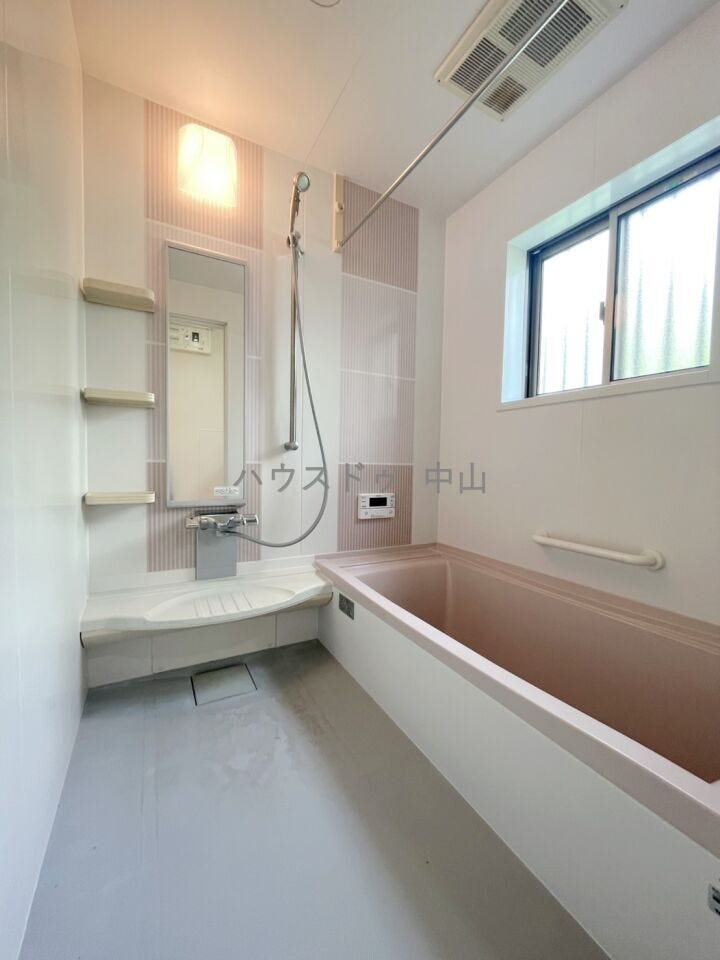 \一日の疲れを癒すバスルーム/
ゆったりとくつろげる浴室空間。清潔感のあるデザインと快適な設備で、毎日のバスタイムを心地よいひとときに。