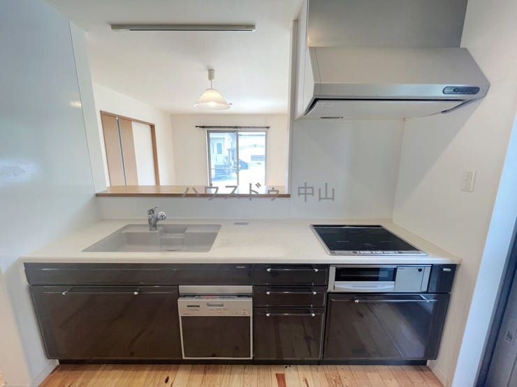 \家族との会話が弾むキッチン/
リビングを見渡せる開放的な設計で、料理中も安心。収納力も備え、毎日の家事が快適になる使いやすい空間です。