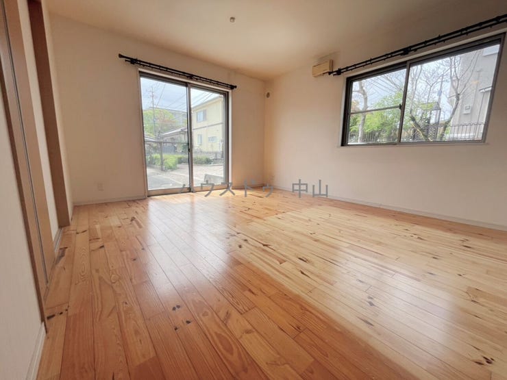 【リビング】
\家族の笑顔が広がる住まい/
明るいリビングで自然と集う毎日。戸建ならではの安心と心地よさを、ぜひご体感ください。