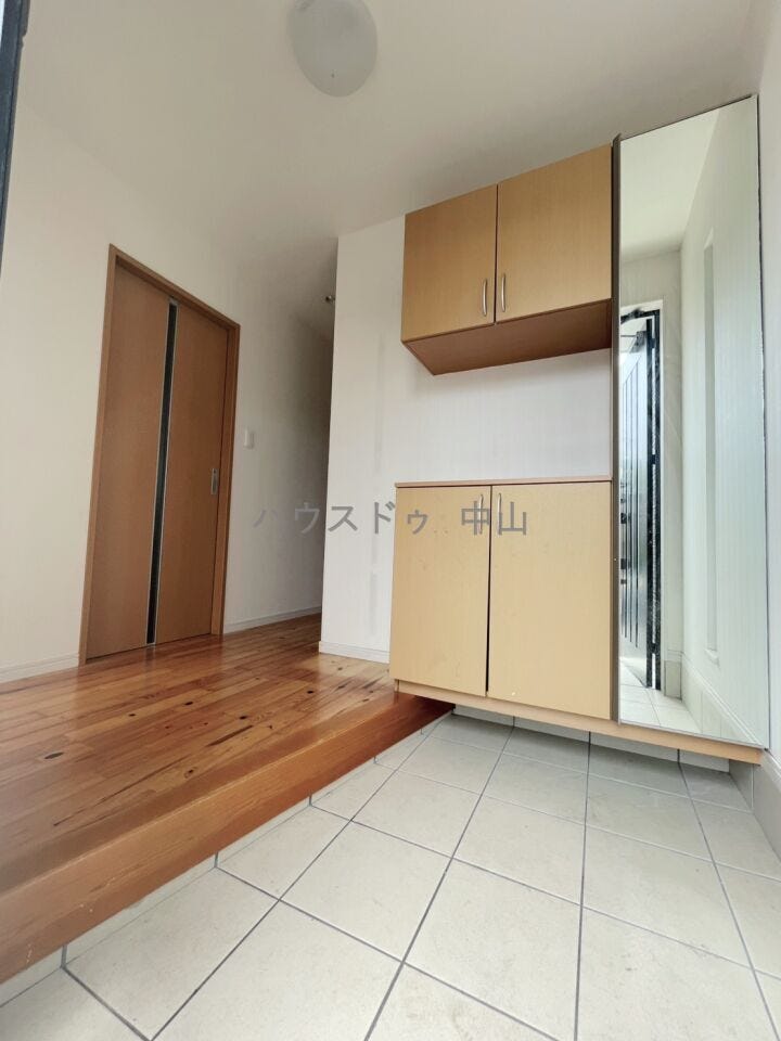 \住まいの第一印象を彩る玄関/
ゆとりある空間設計で、家族の「いってきます」と「ただいま」を心地よく迎えます。収納力も備え、すっきりとした玄関を保てます。