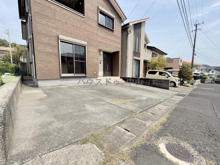 \ゆとりの駐車スペース3台分/
ご家族それぞれの車はもちろん、来客時も安心の広さ。日々の通勤やお出かけもスムーズな、使い勝手の良い駐車場です。