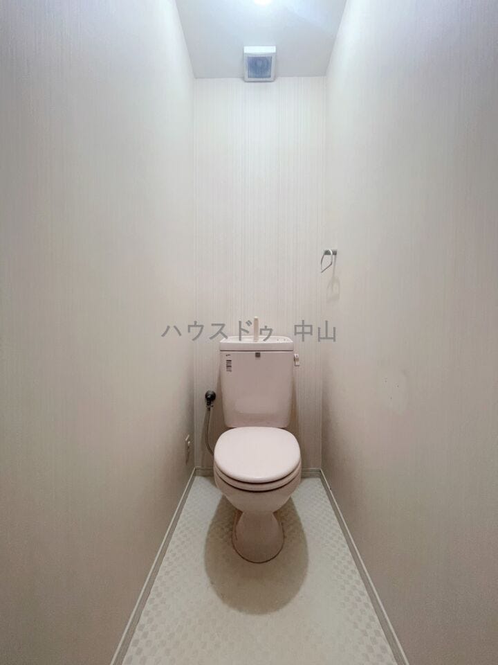 \2階にも快適なトイレ空間/
忙しい朝でも混み合いにくく、使いやすい設計。清潔感のある空間で、家族みんなの毎日を快適にサポートします。