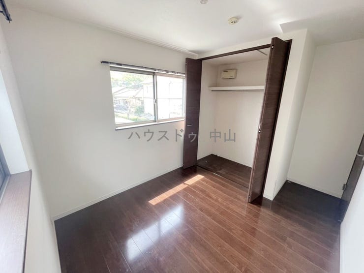 \多用途に使える2階洋室/
子ども部屋や書斎、趣味の空間としても活躍。採光にも配慮された明るい室内で、ライフスタイルに合わせて柔軟に使えます。