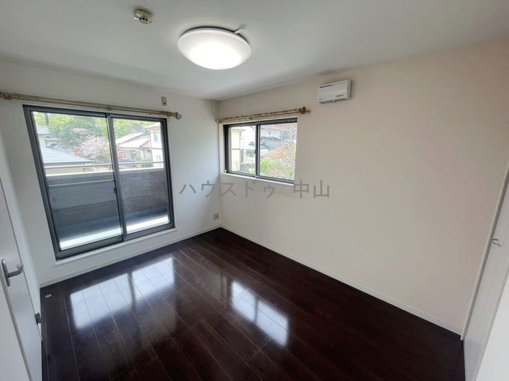 \心安らぐ主寝室/
ゆとりある広さで、ベッドや家具の配置も自在。落ち着いた空間設計が、一日の疲れをやさしく癒し、上質な眠りへと導きます。