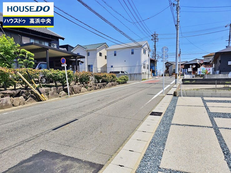 間口・前面道路ともに十分な幅があり駐車も楽々♪
ゆったり広々、並列駐車2台可能です!