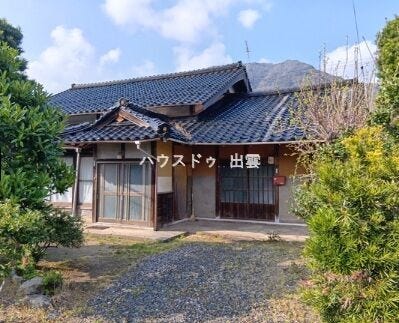 【外観】
敷地内にスペースがありますのでご家族でバーベキューをしたり花火もできますね。閑静な住宅街に位置しており、夜は静かに過ごせる環境です。