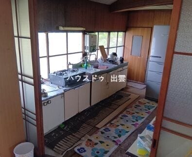 窓付きで風通しの良いキッチンは、明るく清潔な印象。作業スペースとシンクが近く、調理や片付けも無駄なく行えます。収納も豊富でスッキリと整理が可能!